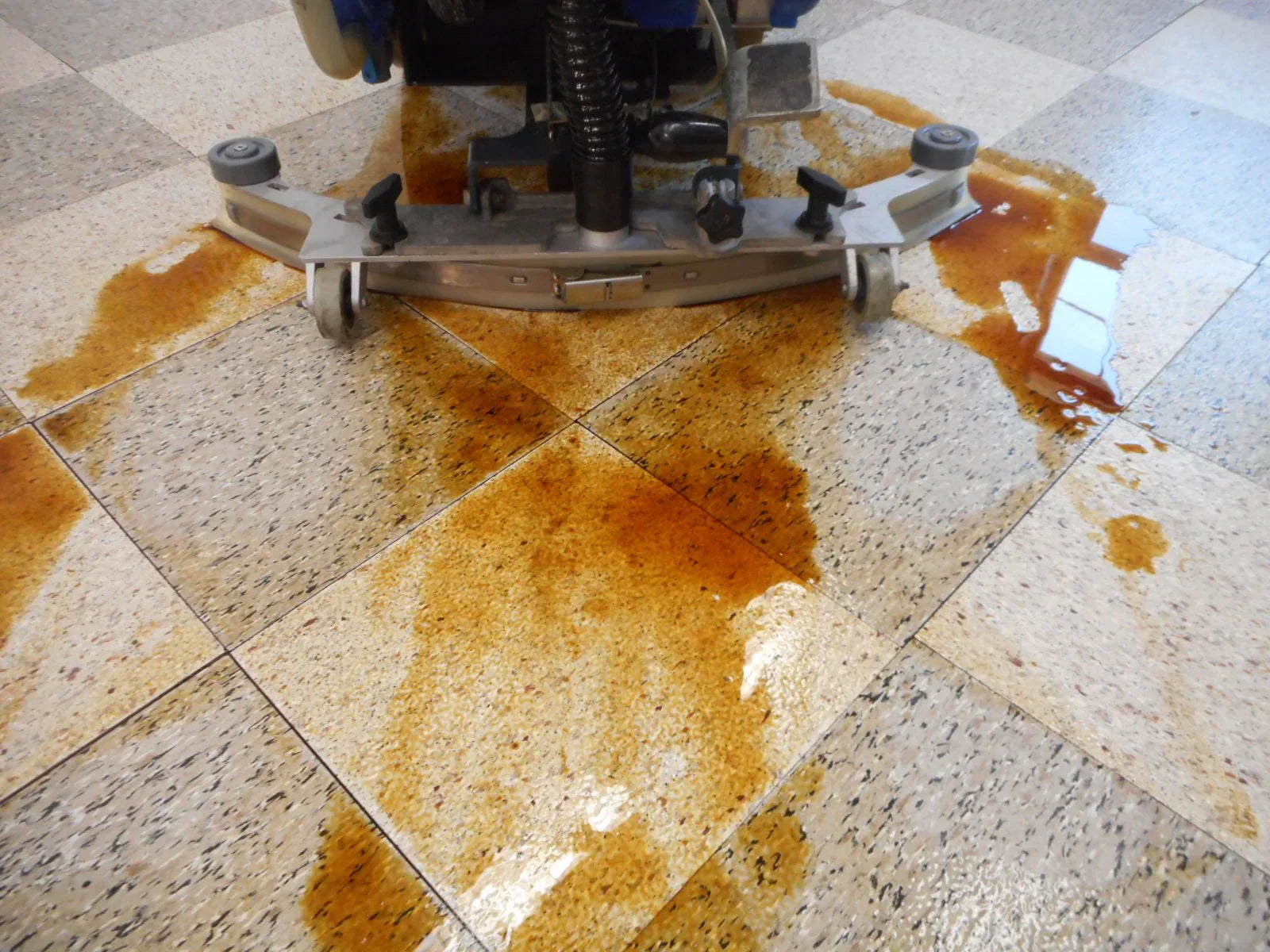 Common Floor Scrubber Problems (and the Smart Fixes Facility Pros Rely On)
